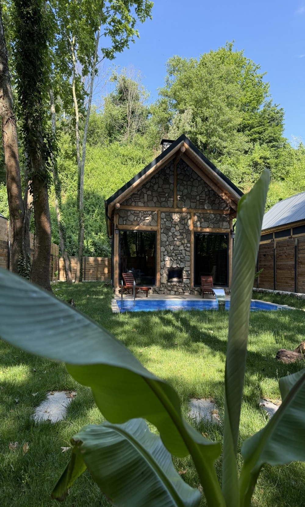 Bıçkıdere Doğal Yaşam Köyündeki Kütük Ev ile doğa içinde huzurlu bir tatil deneyimi yaşayın. Ahşap detayları ve modern konforuyla doğa severler için ideal